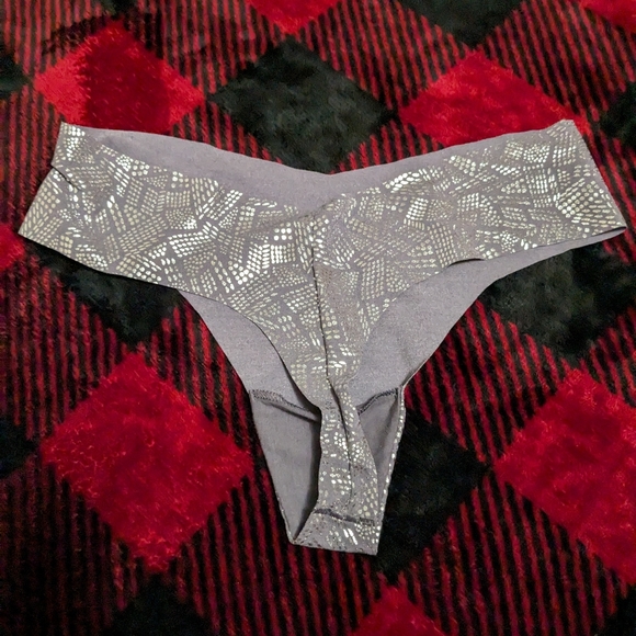 VS Pink - Picture 2 of 3